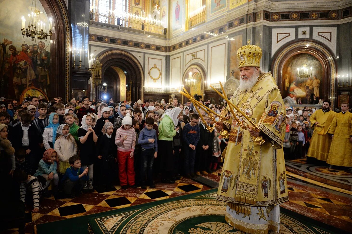 Литургия в храме Христа Спасителя. Патриаршая служба в храме Христа Спасителя. Воскресное богослужение церковь