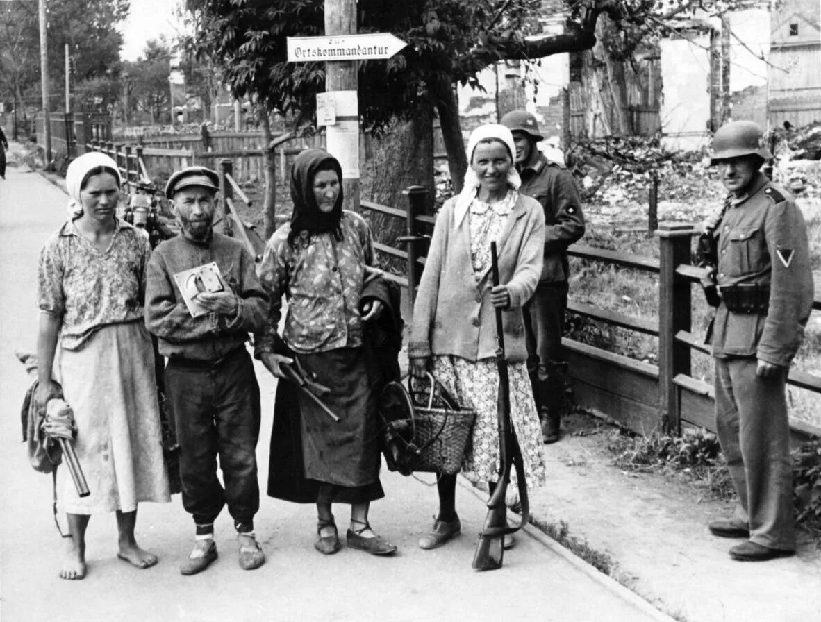 Советский человек в оккупации. Оккупированная Белоруссия 1941. Немцы в Минске 1941. Минск 1941 год оккупация.