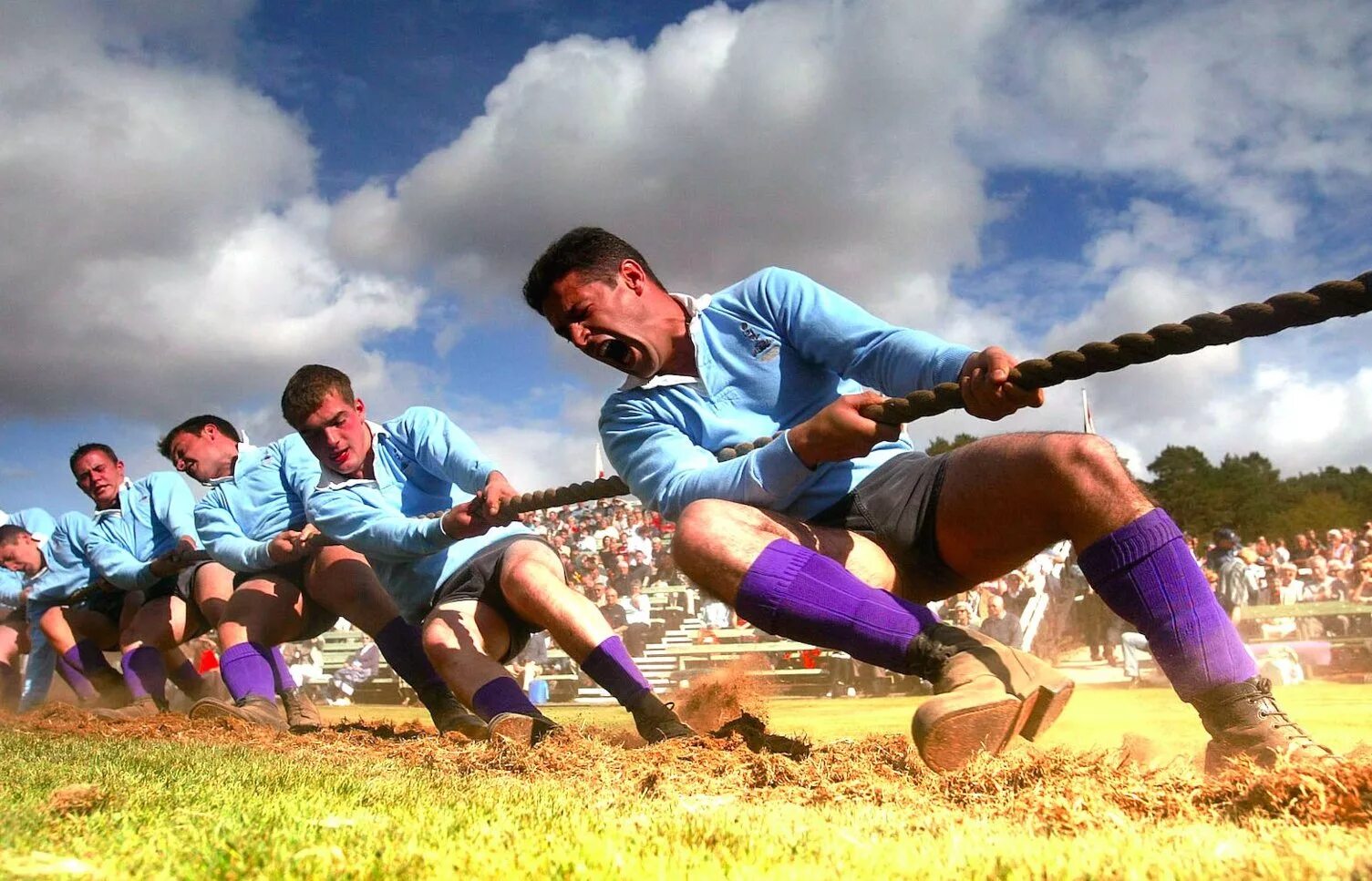 Do a team sport. Перетягивание каната. Тянут канат. Командные виды спорта. Притягивноие канат.