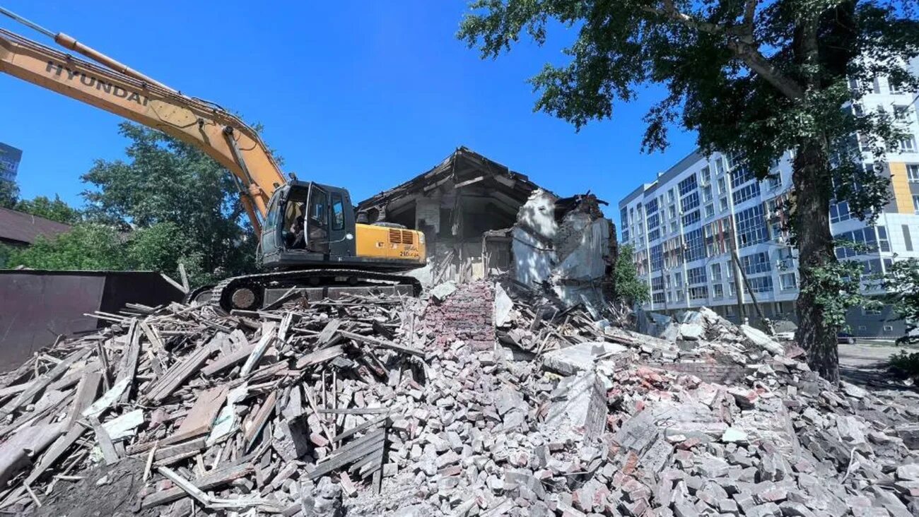 Аварийный дом барнаул. Снос барнаула. Снос барнаула. Снос барнаула. Снос барнаула.