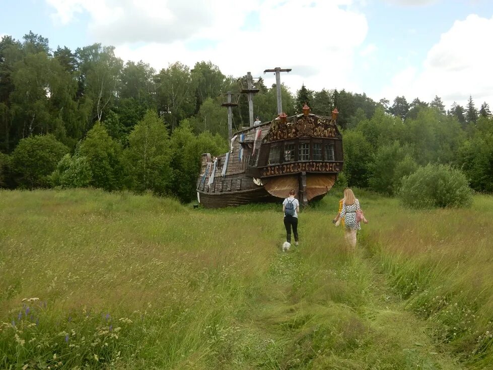 Автобус середниково. Усадьба Середниково корабль. Город Шатура деревне Середниково. Усадьба Середниково парк. Кораблик Середниково.