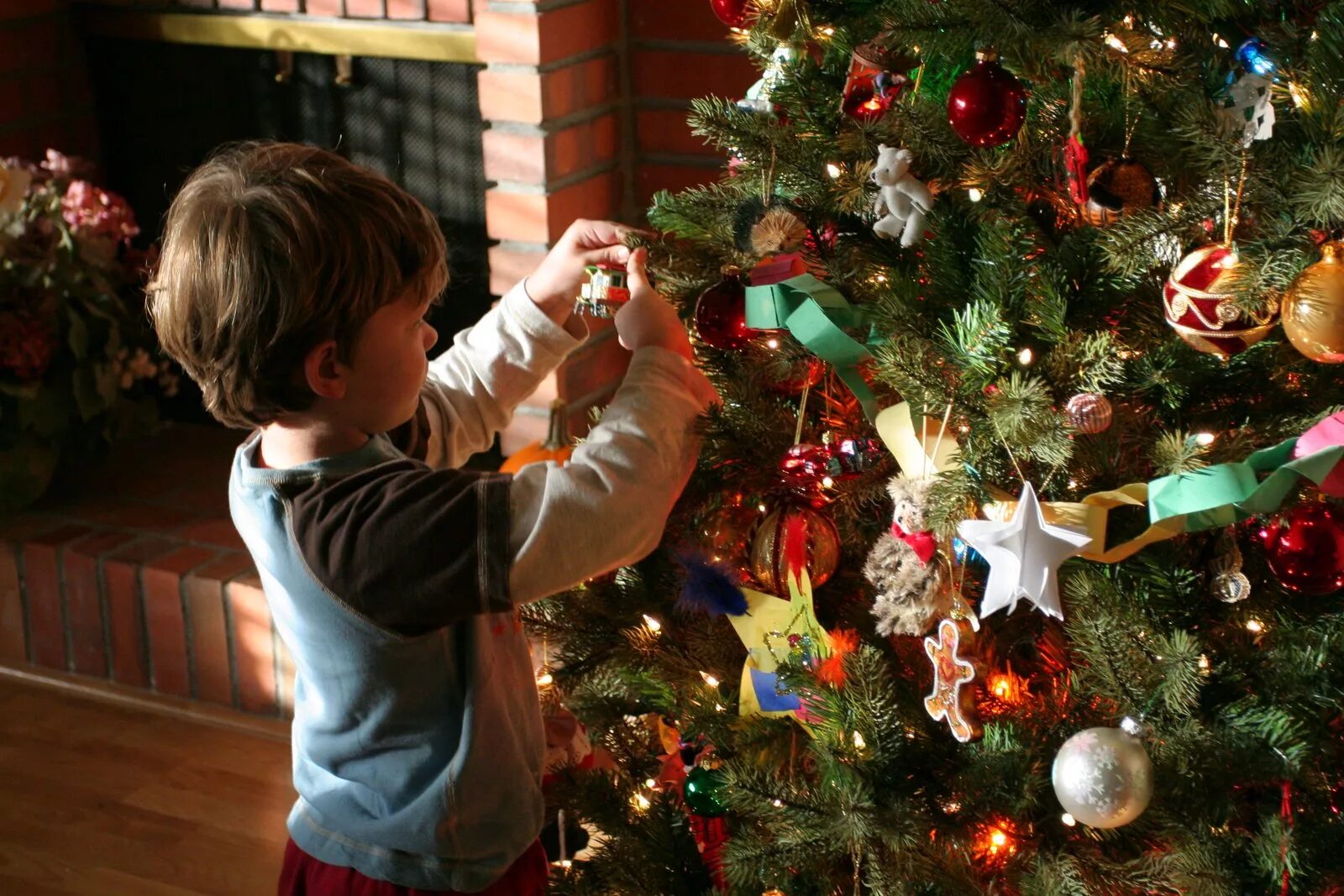 Наряжаем елку. Дети наряжают елку. Новый год Наряжаем елку. Малыш наряжает елку. Украшать елку фото