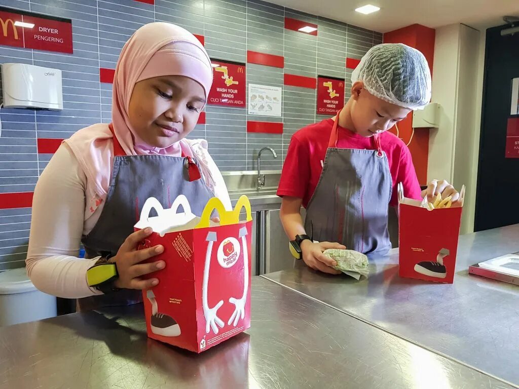 Парк профессий кидзания. Kidzania в москве. Кидзания лубянка. Кидзания в москве банк. Кидзания работа.