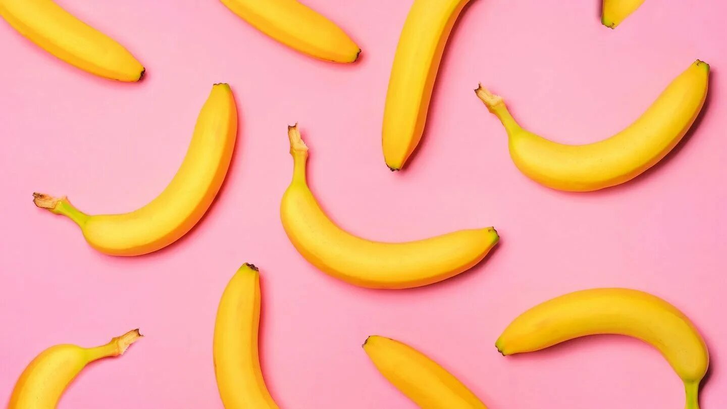 Включи про банан. Бананы. Розовый банан. Бананы фон. Банан на розовом фоне.