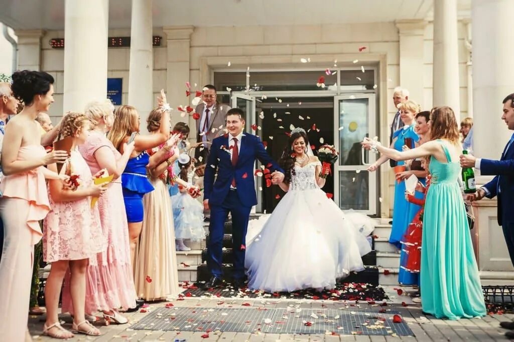 Как прошел свадьба. Как прошел свадьба. Свадьба в американском стиле на природе. Свадьба прошедшие. Фотосессия у загса с родителями.