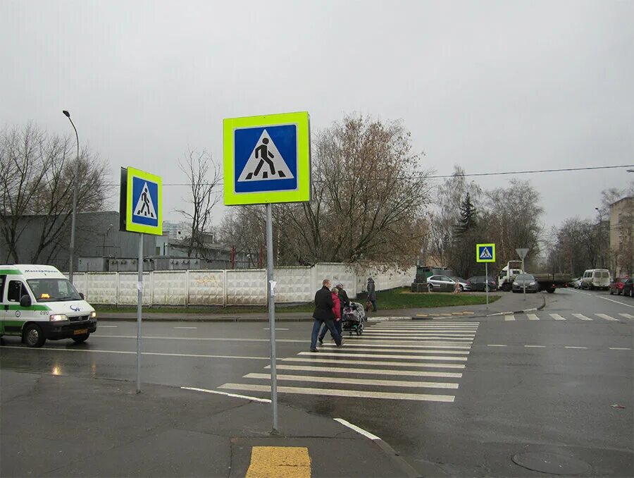 Знаки перед пешеходным переходом. Пешеходный переход. Знак пешеходный переход. Знак пешеходный переход на перекрестке. Обозначение пешеходного перехода.