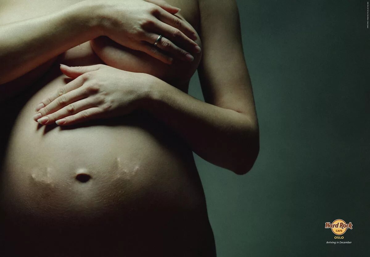 Жене не хочет рожать. Приколы про беременных. Приколы про беременность. Ребенок в животе беременной.