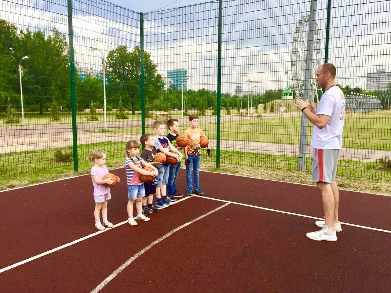 Спортивные школы челнов. Баскетбол Набережные Челны. Детские спортивные секции парк. Баскетбол ДЮСШ 10 Набережные Челны. Набережные Челны школа 10 комплекс.