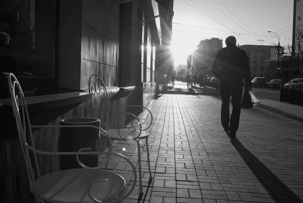 Девушка на остановке. Толпа парней. Прохожие люди. Прохожие люди. Человек в толпе людей.