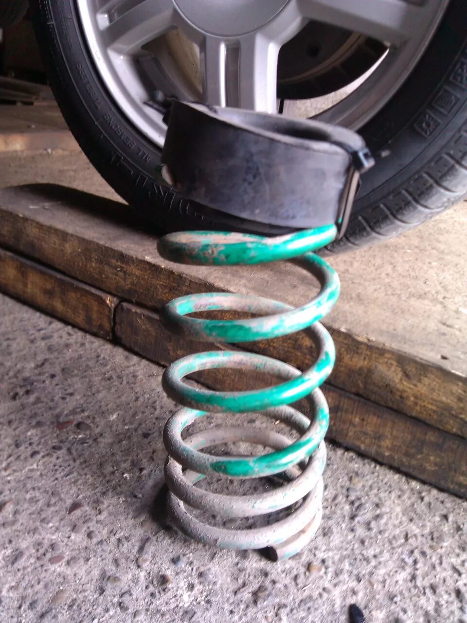 Нагревание пружин. Сваренные пружины. Пружины камри xv55. Изделия из автомобильных пружин. Нагрев пружин авто для занижения.