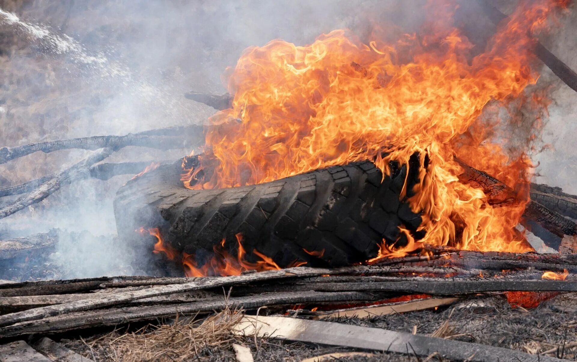 Отработка горит. Отработка горит. Пожар в клязьме. Горит отработка отработка или нет. Горелка на отработке пламя.