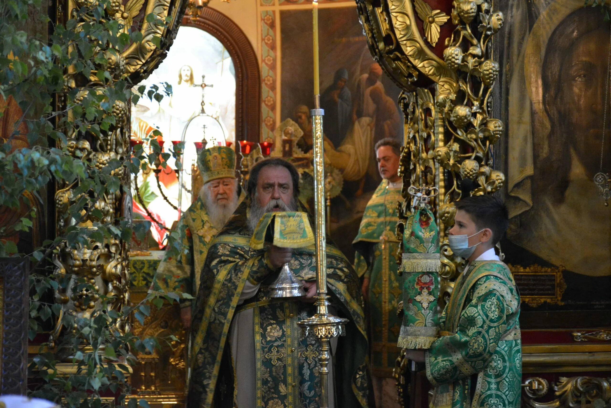 свято-троицкий храм старая купавна. патриарший крест. богослужение в храме старая купавна. вечерня коленопреклонения в храме сергия радонежского. храм в казани петра и павла богослужение.