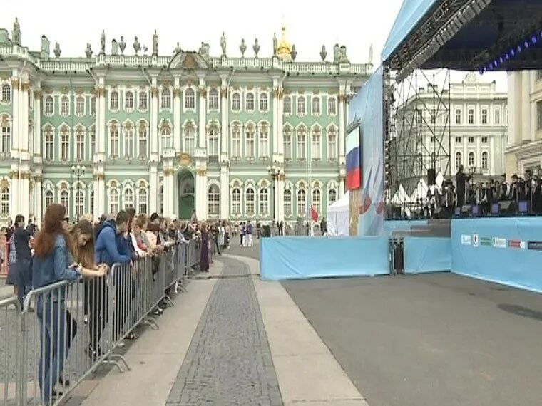 дворцовая площадь в санкт-петербурге сейчас день города. дворцовая площадь в санкт-петербурге селфи. мероприятия на дворцовой площади сегодня. хоровод на дворцовой площади 2022 15 августа. дворцовая площадь в санкт-петербурге сейчас.