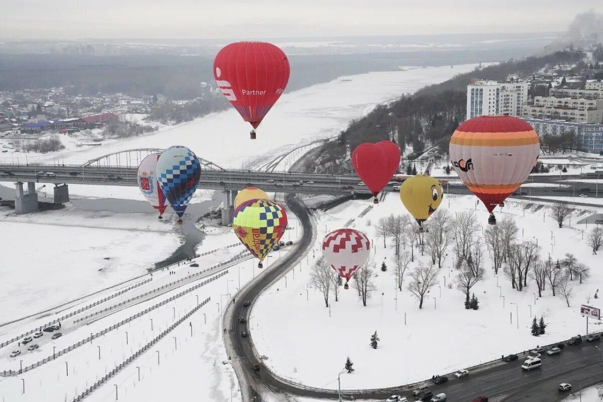 Воздушные шарики зимой. Самрау фестиваль воздушных шаров. Полёт на воздушном шаре зимой. Воздушные шары над Уфой. Воздушные шары зимой.
