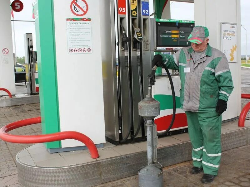 Контроль бензоколонка. Отбор проб бензина на азс. Проверка топлива. Бензин азс. Бензин в лаборатории.