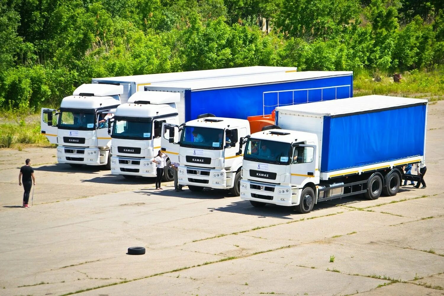 Грузоперевозки для камазов. Камаз с 1125. Iveco hi way. Камаз 5308 тягач. Грузовик.