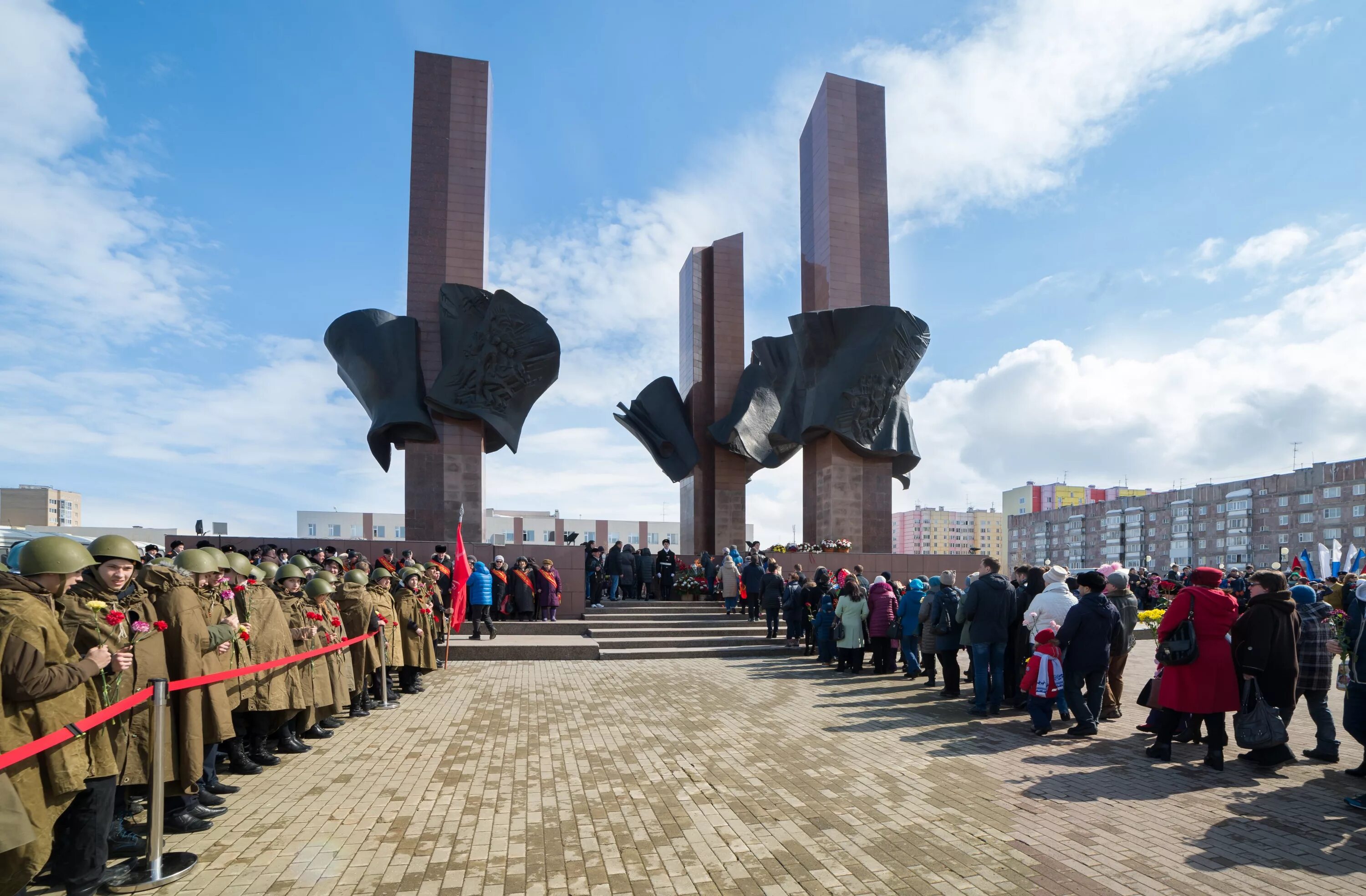 Вечный огонь новый Уренгой. Мемориал памяти новый Уренгой вечный огонь. Площадь памяти новый Уренгой. Три столба новый Уренгой. Время новый уренгой сегодня