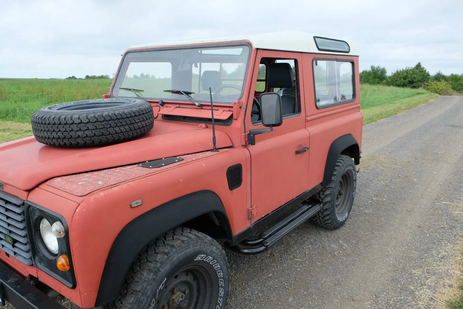 Defender красный. Лэнд Ровер Дефендер 1989. Defender 90 Red. Land Rover Defender рыжий. Ленд Ровер Дефендер 90 вишневый-2.