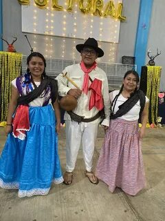 Archivo:Modelo e investigadores del Traje típico Teojomulqueño.jpg 