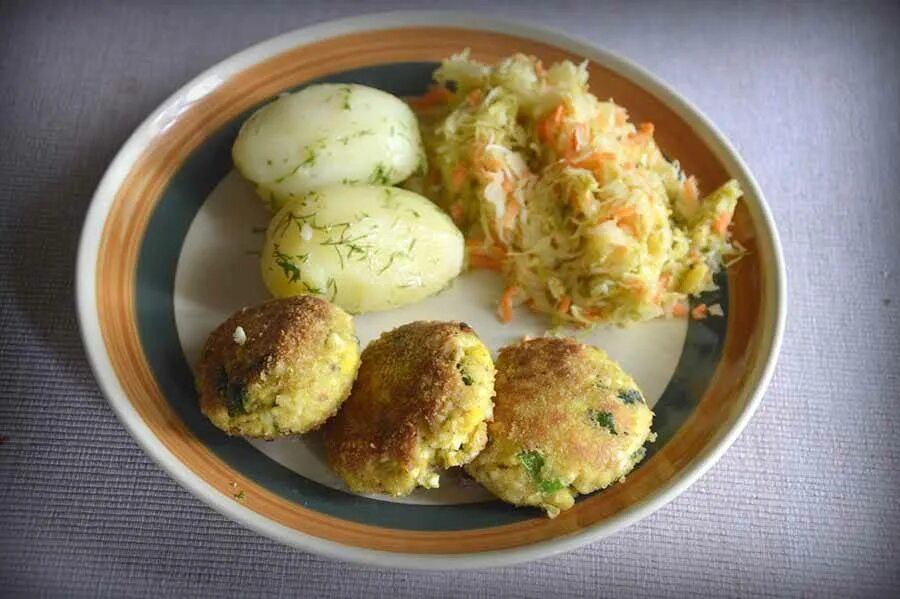 Куриные котлеты с кабачком. Котлеты с луком и яйцом. Яичные котлеты. Яичные котлетки с зеленью. Котлеты с яйцом в детском саду.