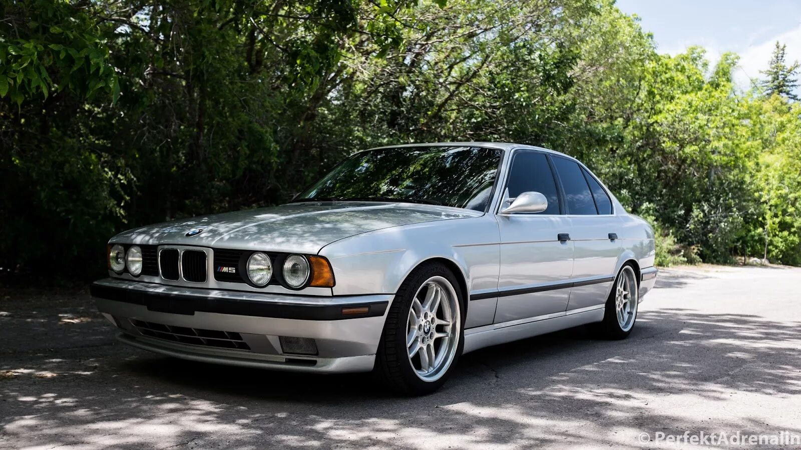 Е34 объем. BMW E 34 серебро. BMW e34 Silver Metallic. BMW e34 m5 Silver. BMW e34 1997.