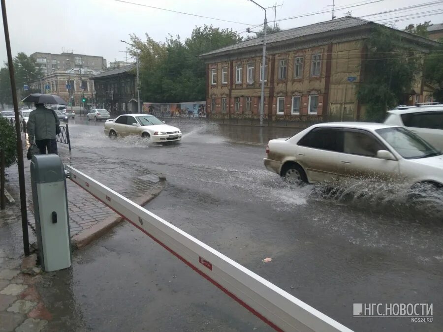 Город долгих дождей. Шумяцкого затопило. Лужа на Молокова Красноярск. Вовремя город.