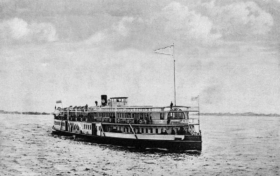 Колесный пароход астрахань. Пароход «общества по волге» «императрица александра». Пароход 1865. Пароход будет город плачущим гудком нас встретил. Порт плимут картина титаник.