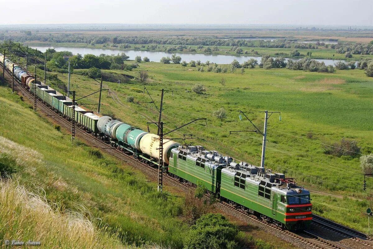 Железная дорога товарная. Россия железная дорога товарняк. Поезд пассажирский длинносоставный. Поезд грузовой тяжеловесный. Грузовые поезда России.