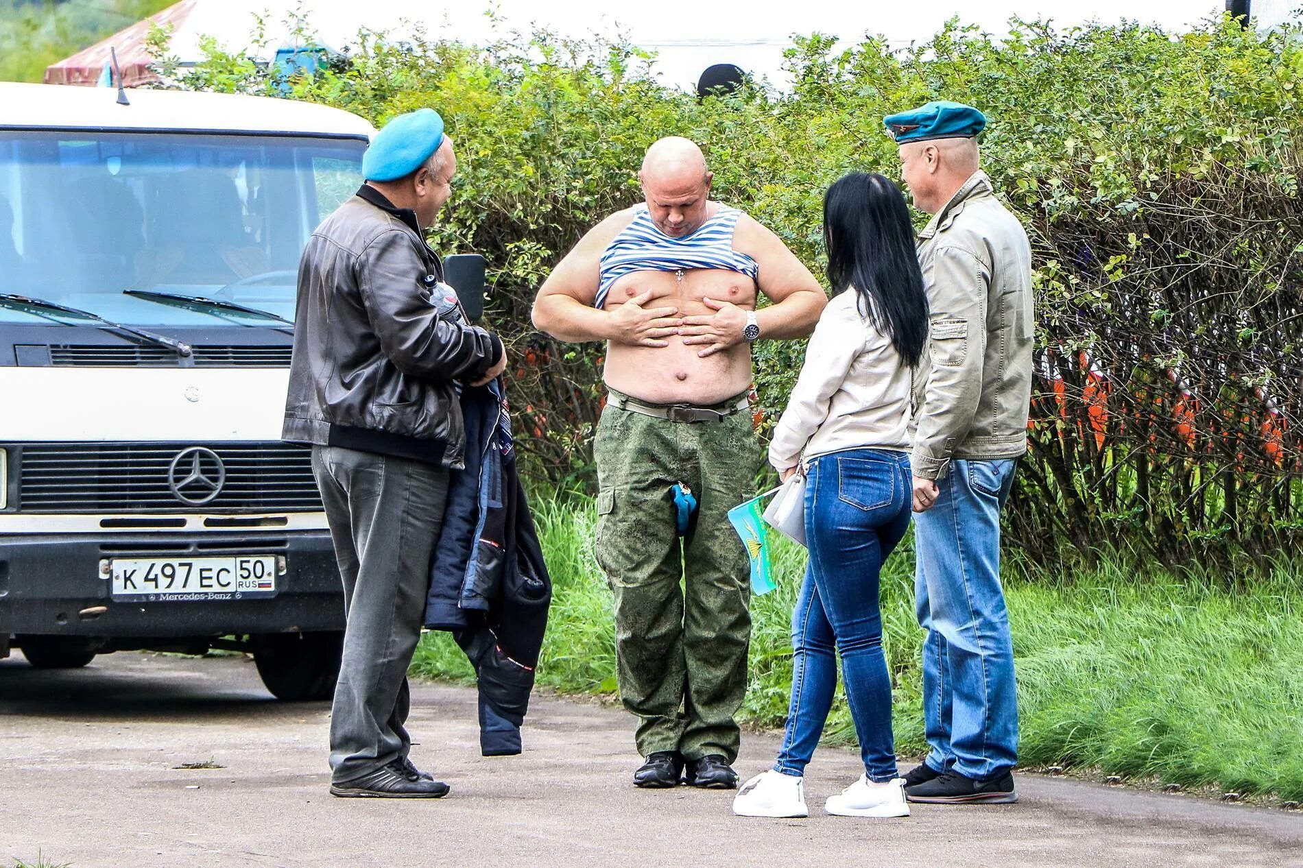 День десантника в питере. Гуляй десантура сегодня твой. С днем вдв поздравления. День вдв открытки. Гуляй десантура сегодня твой.