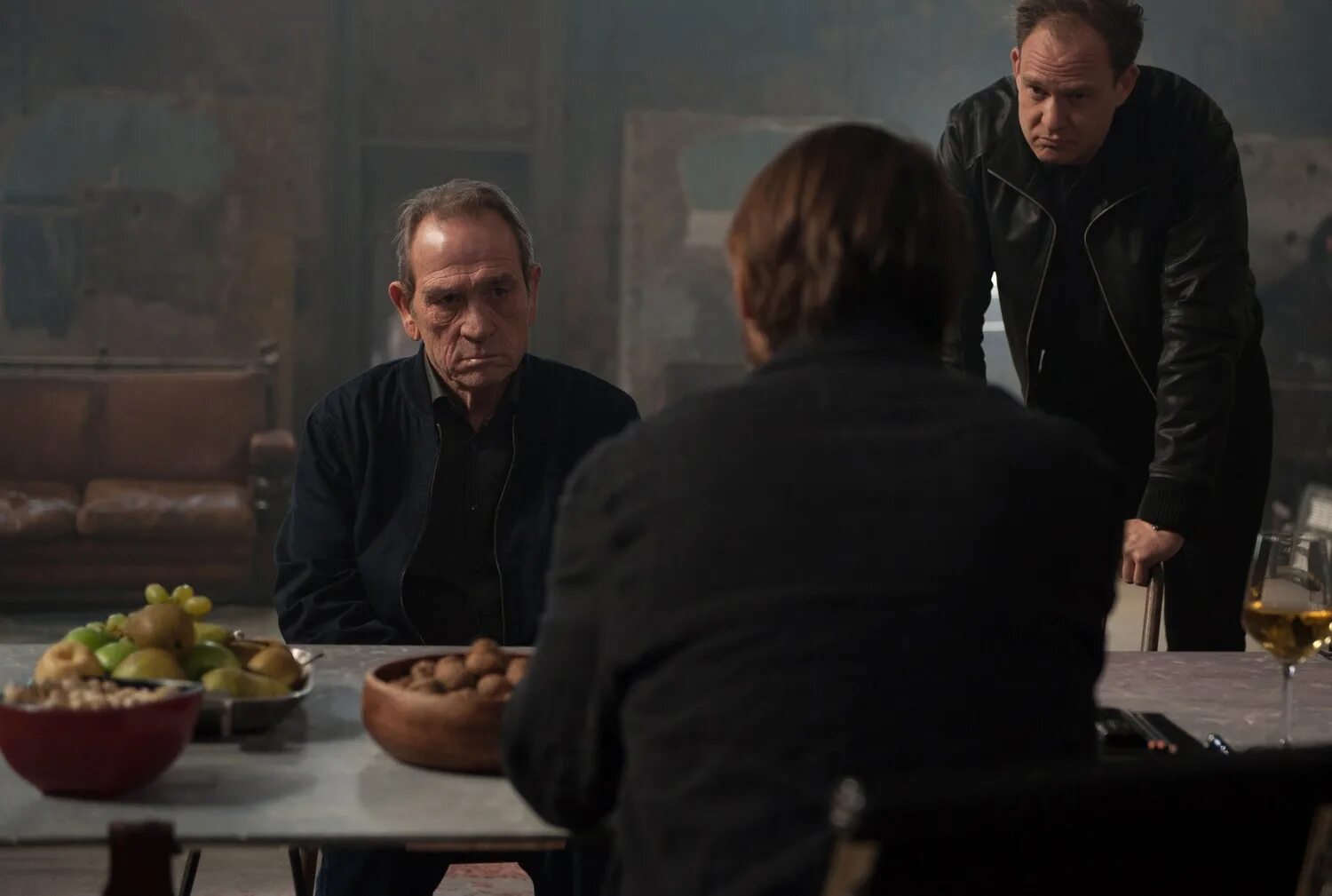 Преступник: великобритания сериал. 01-02] (2019). Преступник германия сериал 2019. Кевин костнер преступник 2016. Гари олдман леон.