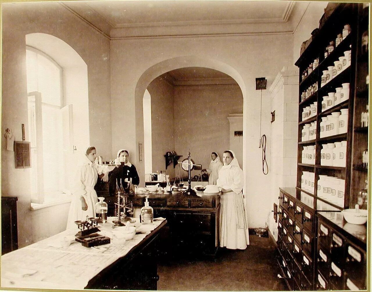 фармацевты 19 века. фармация в россии 19 век. первые фармацевты. старые фармацевтические предприятия. обуховская больница 19 век.