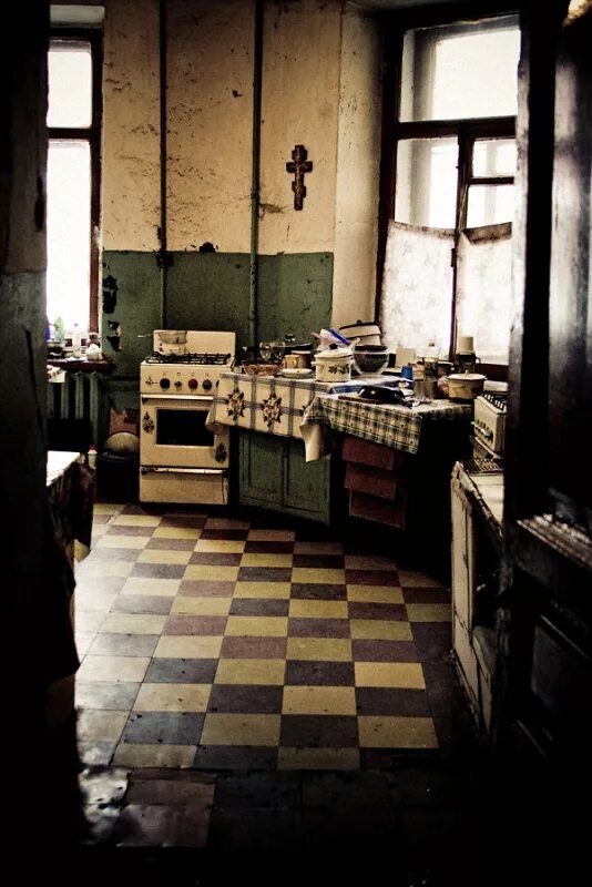Вшивая коммуналка. Кухня в коммунальной квартире. Советская Коммунальная квартира. Старая кухня. Страшная коммуналка.