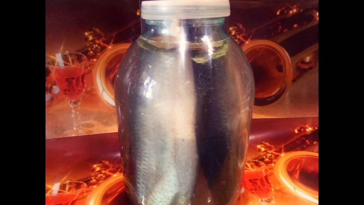 Солить селедку в банку. Селедка в трехлитровой банке. селедка в литровой банке. посол рыбы в банке в вакууме. как посолить селедку в трехлитровый бутыль.