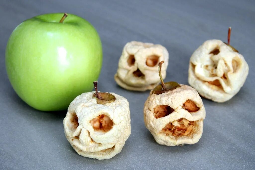 Украшенные яблоки. Украшение яблоками. Небольшие украшения из яблок. Яблоки на Хэллоуин. Кусочки яблок необычные.