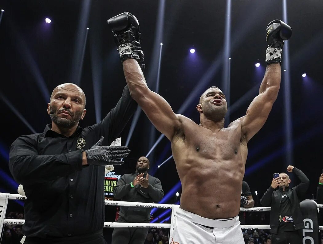 Бое хари. Хари бадр золотой мальчик. Хари кикбоксер. Рико верхувен бадр хари. Бадр хари рико верховен реванш.