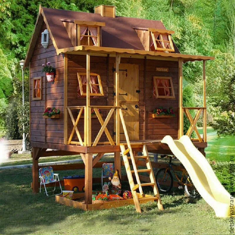 Детский домик из дерева. Домик для детей. Домик для детей на даче. Двухэтажный детский домик.