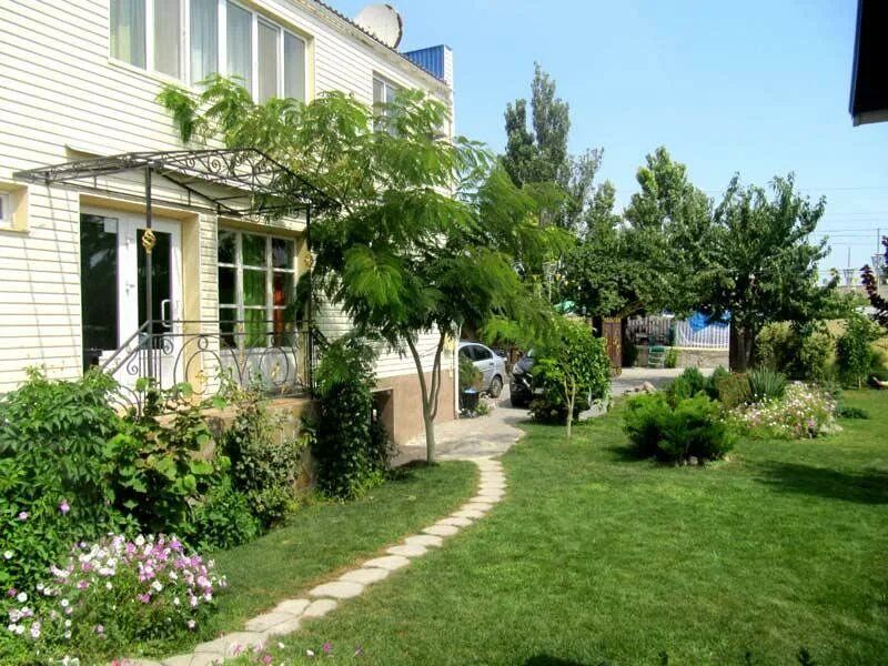 Геническ отели. Пансионат коралл арабатская стрелка. Махарадзе херсонская область. Геническ арабатская стрелка отели. Геническ отели.