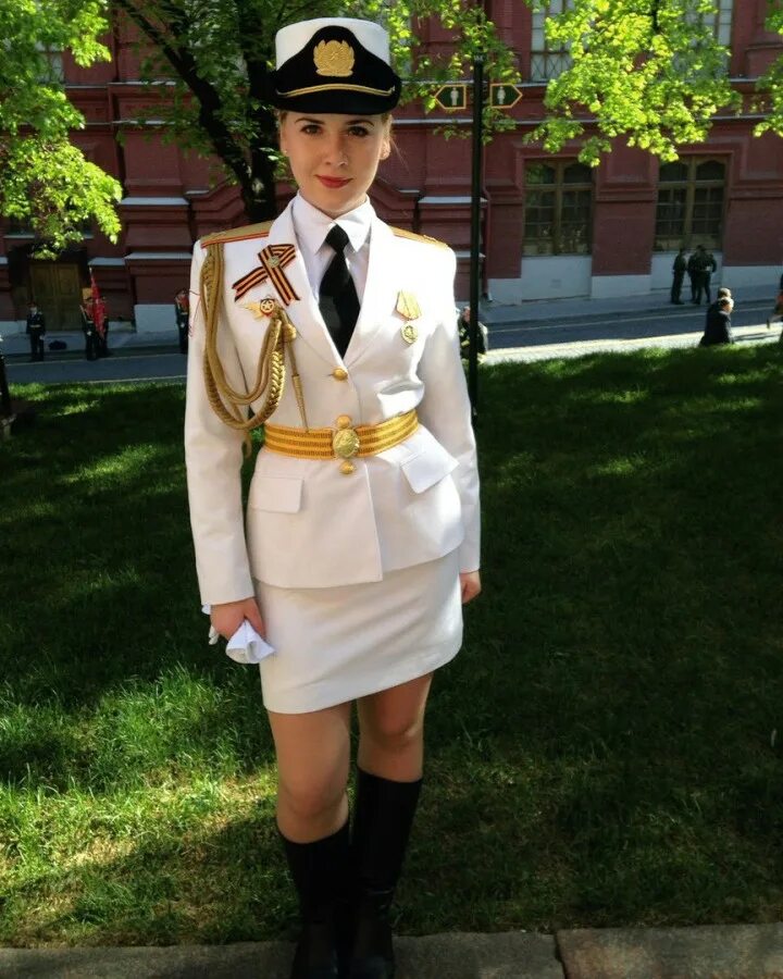 Радость жизни. Девушки в парадной военной форме. Вершина горы. Женщины с красивыми формами. Искусство быть настоящим мужчиной.