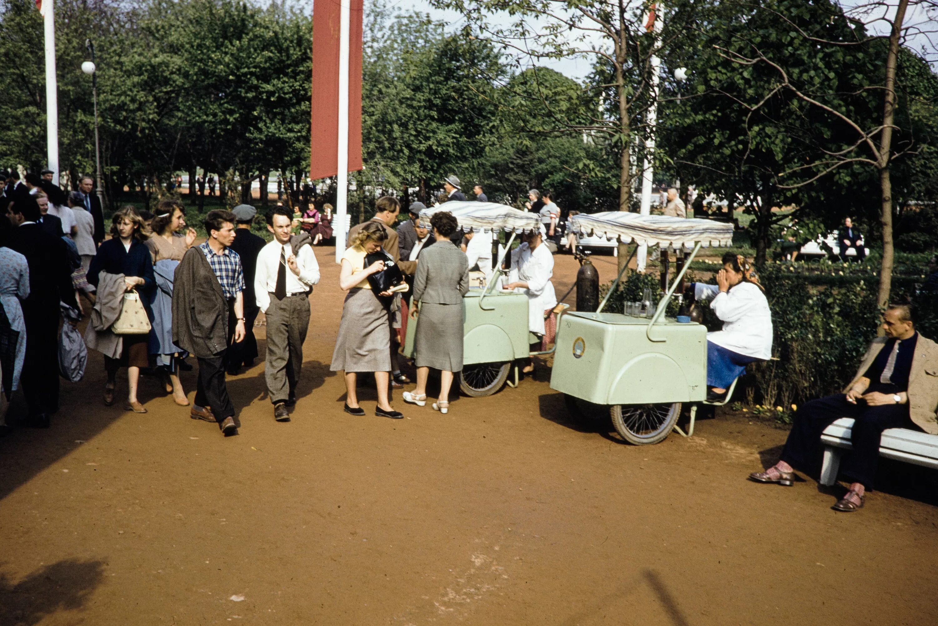 События 1959 года в ссср. Харрисон Форман в Москве 1959 года. Москва 1959 года в фотографиях Харрисона Формана. ЦПКИО им Горького СССР В 80-Х. Парк Горького в 80 е годы Москва.