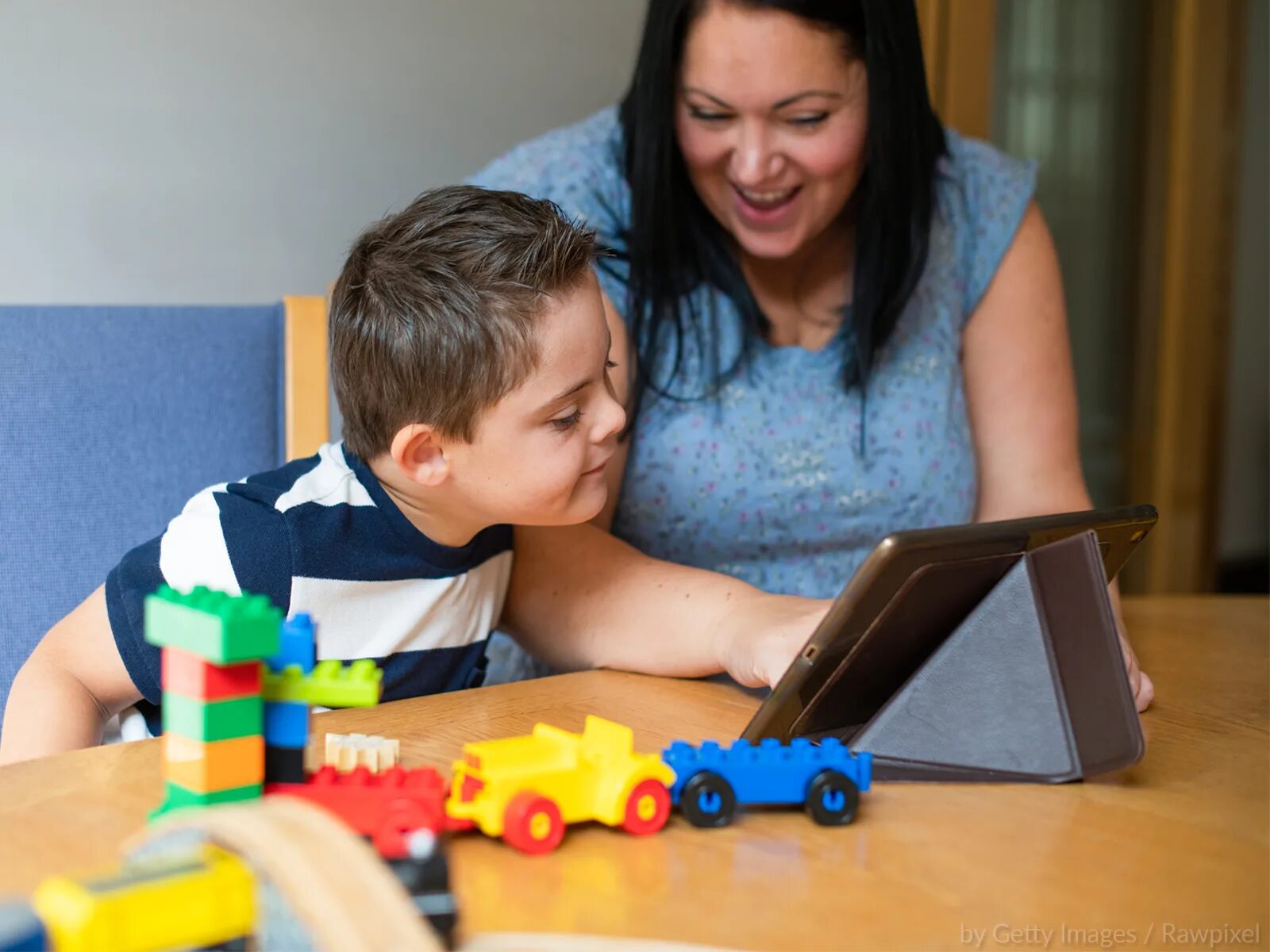 Reads book to children son and daughter. Конфликт мамы и сына. Mom helps son to collect measure. Подростки и родители. Инвест сына и матери.