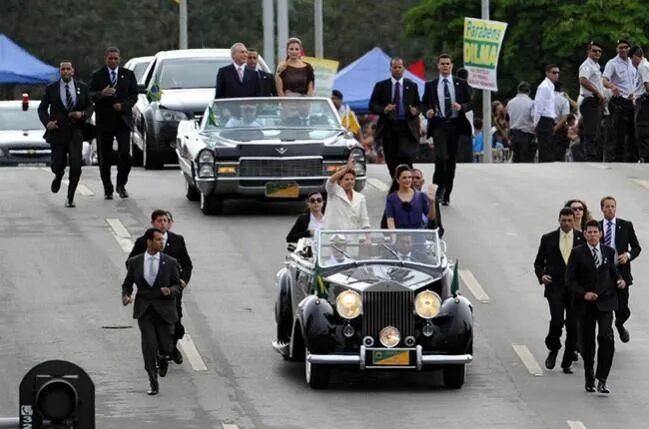 Кортеж президента италии. Автомобиль королевы англии - bentley state limousine. Toyota century императора японии. Лимузин кадиллак байдена. Cadillac 2005 presidential.