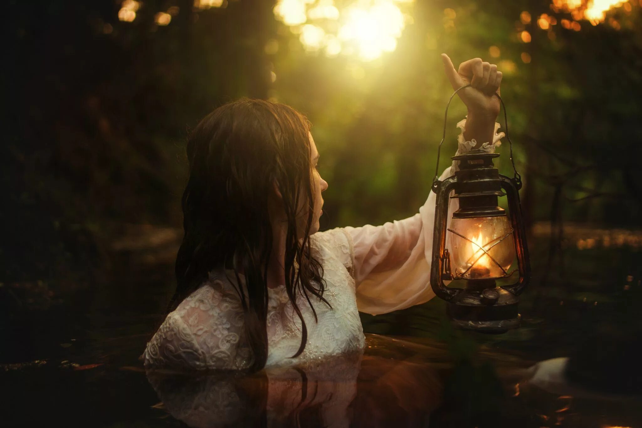 Девушка с фонарем в руке. Девушка с фонарем в лесу. Девушка с керосиновой лампой. Девушка с фонариком в лесу. Поздно вечером девушка