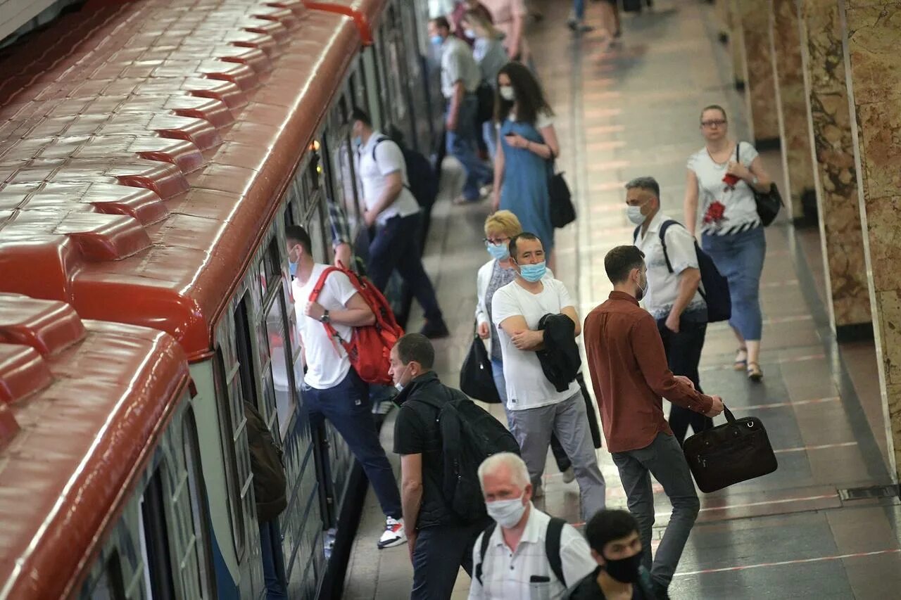 Сколько пассажиров в метро. Пассажиры Московского метро. Люди в Московском метро. Люди в масках в Московском метро. Люди в метро Москвы.