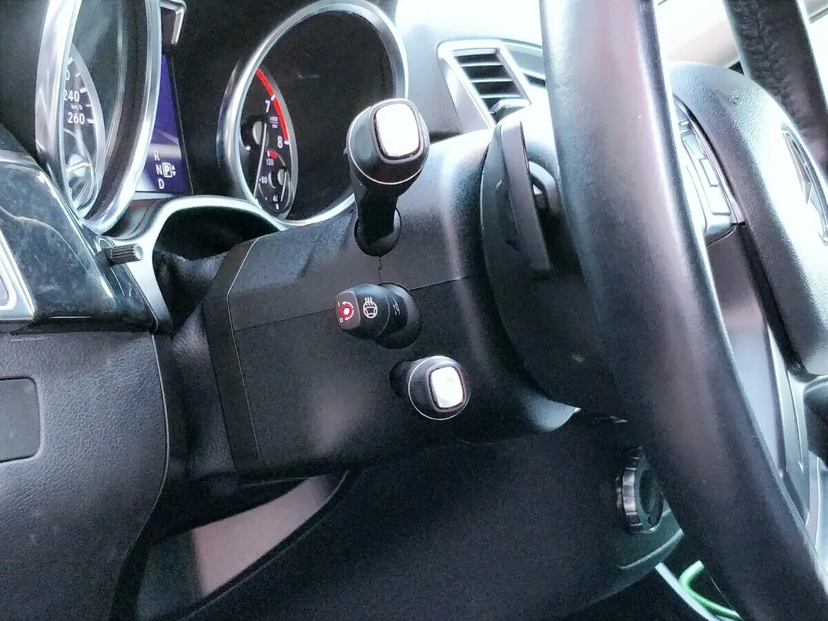 Под рулем. Кнопки на руль тойота королла 150. Toyota avensis кнопки руля. Под рулем. Пластиковая панель под рулём кольт.