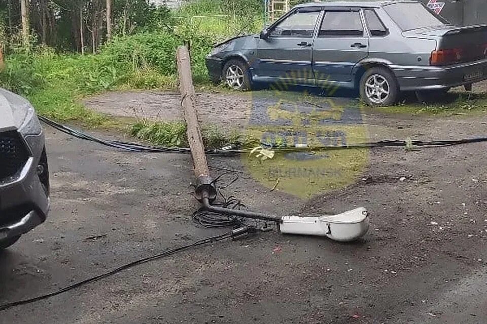 Мурманск чп сегодня. Опора столба. Столб на улице.