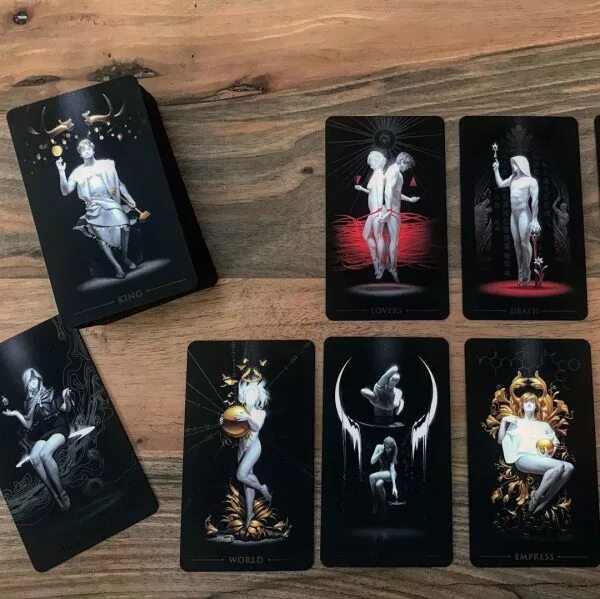 Черная колода таро. Черное Таро (Black Tarot). Колода Таро true Black. Колода Таро труе Блэк. Колода чёрное Таро Black Tarot.