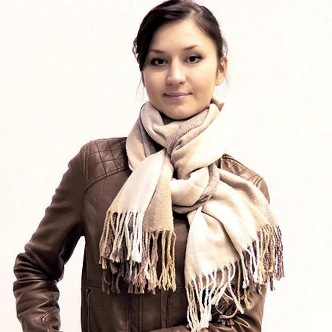 Способы завязки шарфа. Способы завязывания шарфов. Шарф поверх куртки. Завязать палантин на шее поверх куртки. Красивый теплый шарф.