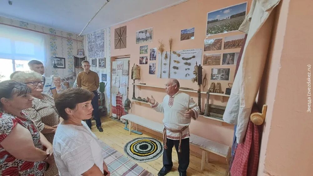 Музейная комната большие березники мордовия. Открытие музейной комнаты. Школьная музейная комната. Музейная комната в школе. Баннер для музейной комнаты бревна и окно.