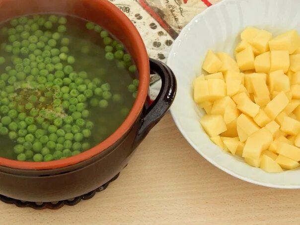 Горох вареный. Нухут горох. Плов с нутом и изюмом. Горох приготовленный. Варка зеленого горошка.