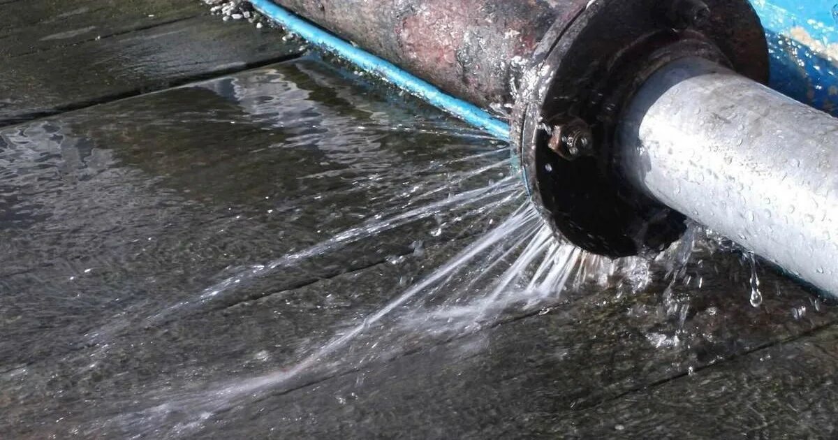 Шум воды в трубе. Протечка водопровода. Утечка водопровода. Последствия гидроудара в трубопроводе. Утечка воды в трубопроводе.